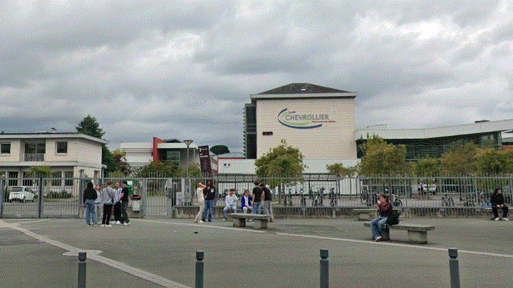 L'entrée du lycée Chevrollier, à Angers