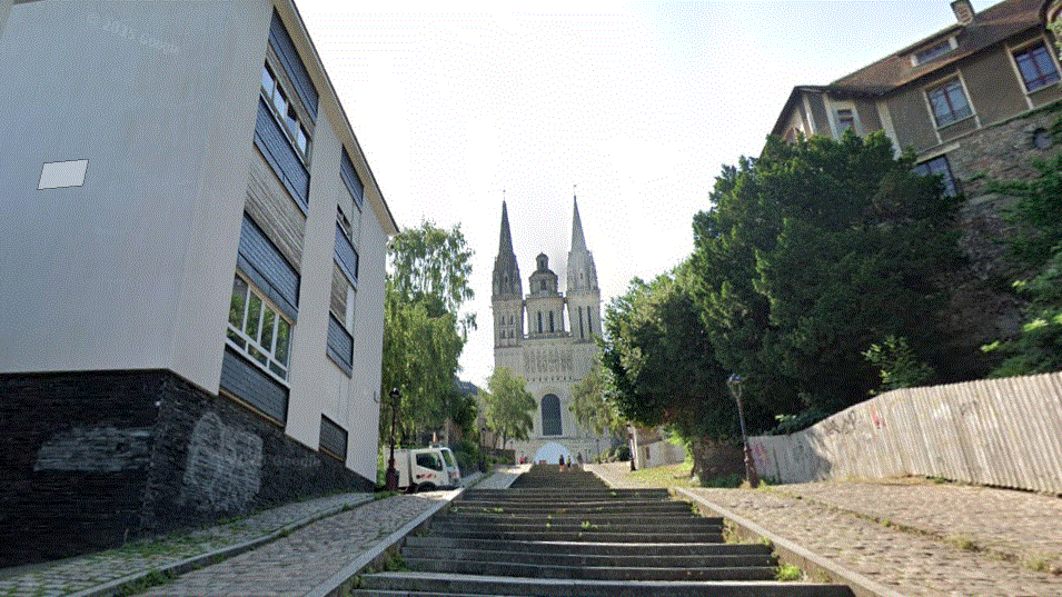 Angers. Les marches de la cathédrale Saint-Maurice