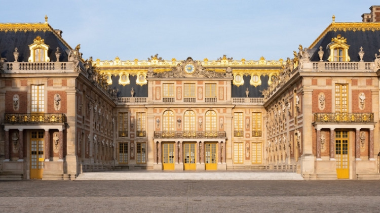 Un roi aperçu à Versailles mardi - EVASION