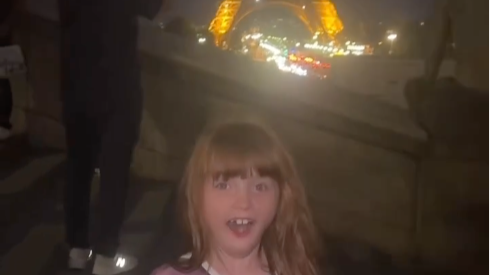 Son papa lui fait croire qu’elle allume la Tour Eiffel (vidéo)