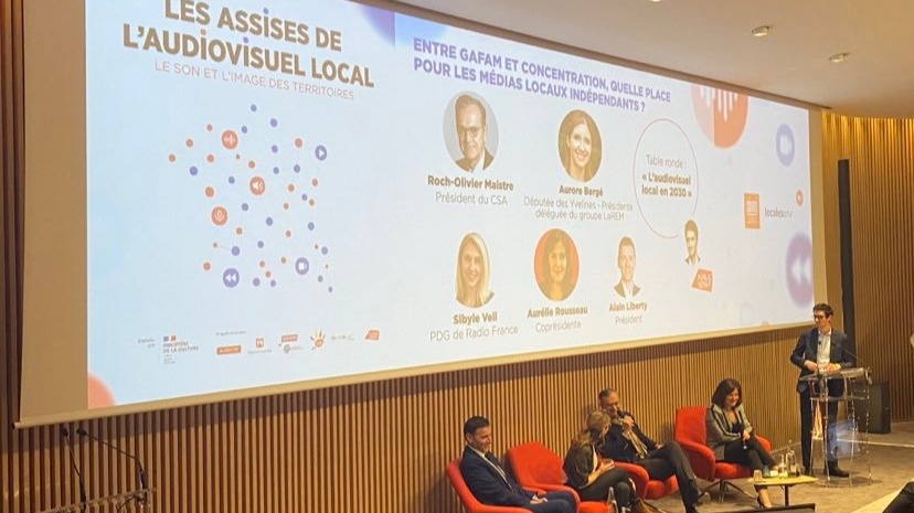 Les médias locaux à la fête lors des premières assises de...