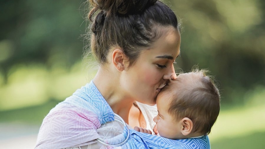 Slings, écharpes…: Keep Them Close vous apprend à porter votre bébé