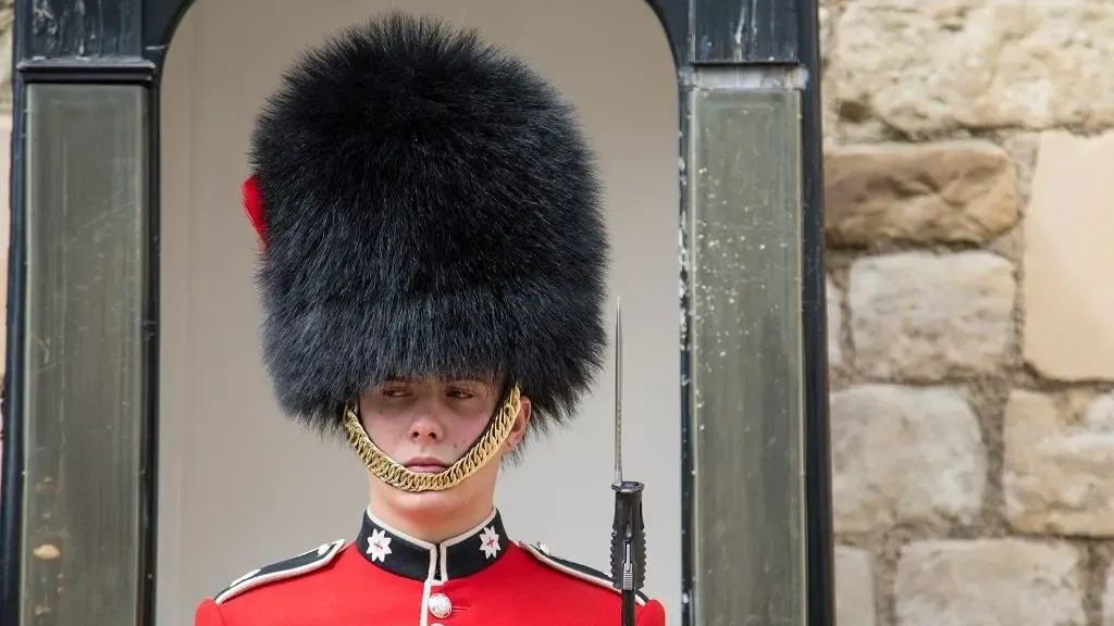 Pourquoi les célèbres soldats britanniques montent la garde devant l’Élysée ?