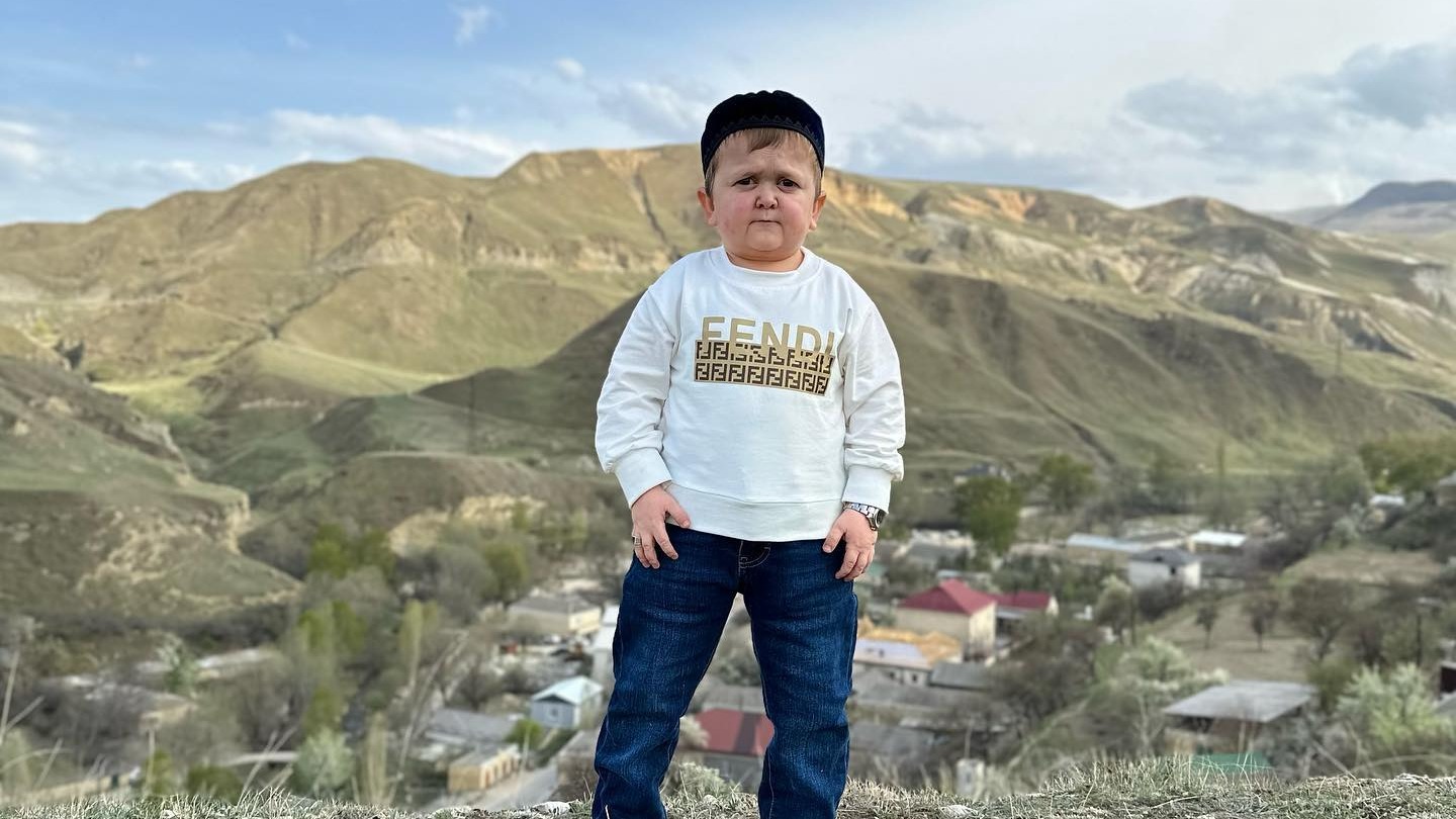 L'influenceur Hasbulla, surnommé "mini Khabib", a été arrêté par la...