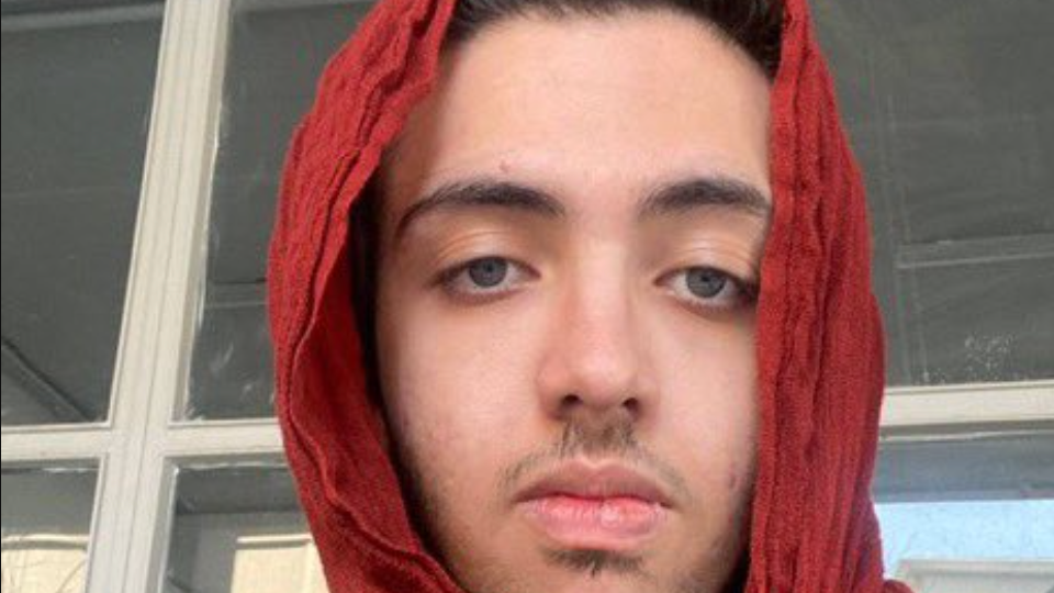 Iran : des hommes portent le voile pour soutenir les femmes et...