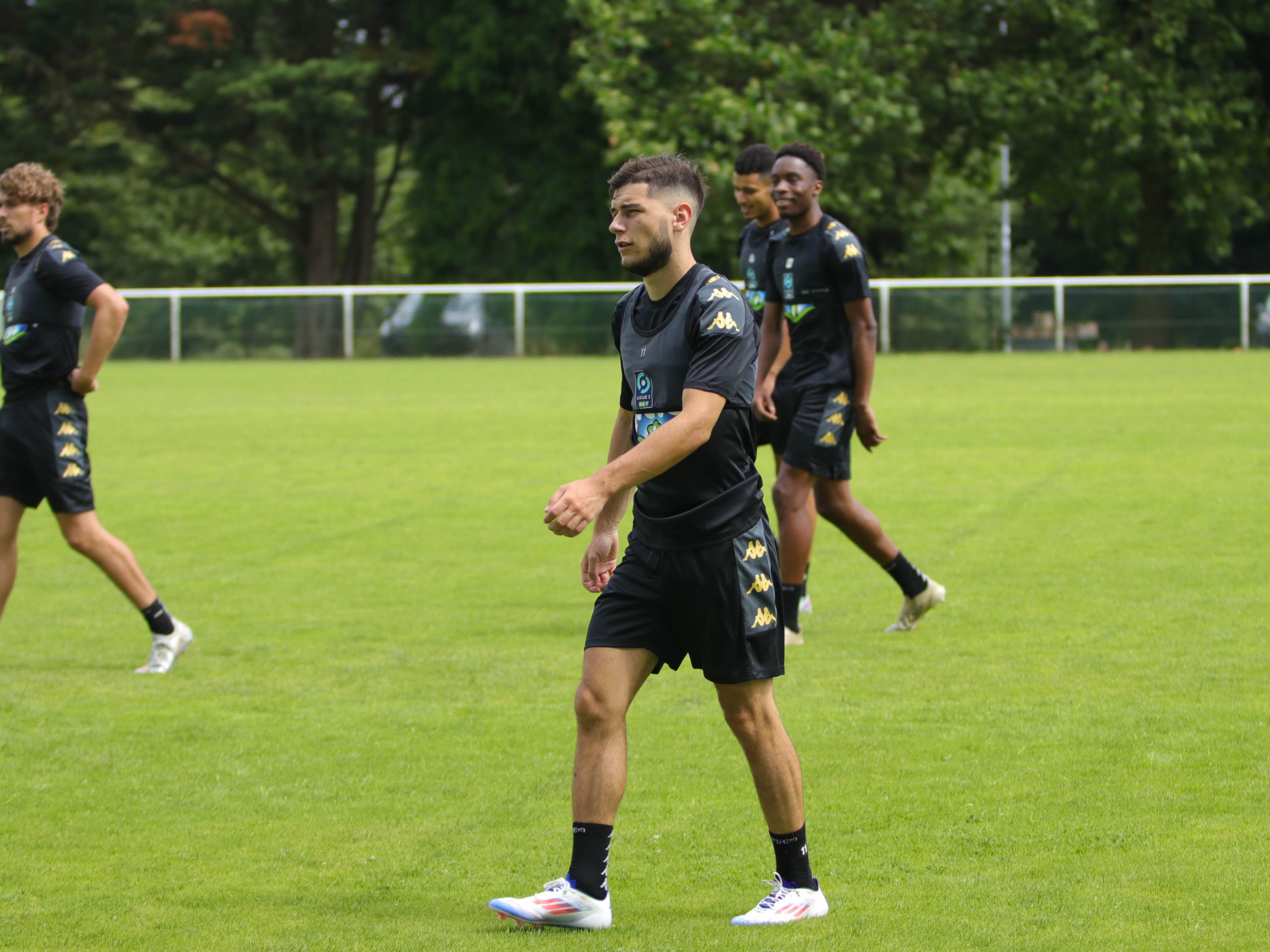 Ligue 2 : le Stade Lavallois dévoile son maillot 2023-2024 - ici
