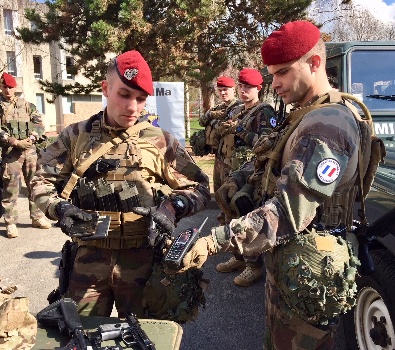 Radios militaires, radios pour communiquer avec la police, système Auxylium...Les moyens de communication sont au coeur du dispositif de chaque patrouille.