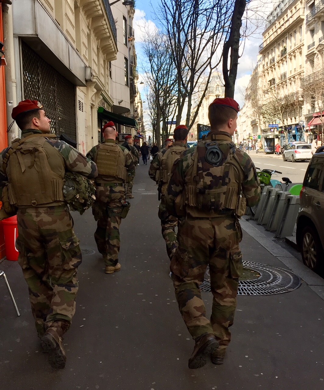 De chaque côté de cette avenue du 11ème arrondissement, les hommes du 8 patrouillent.