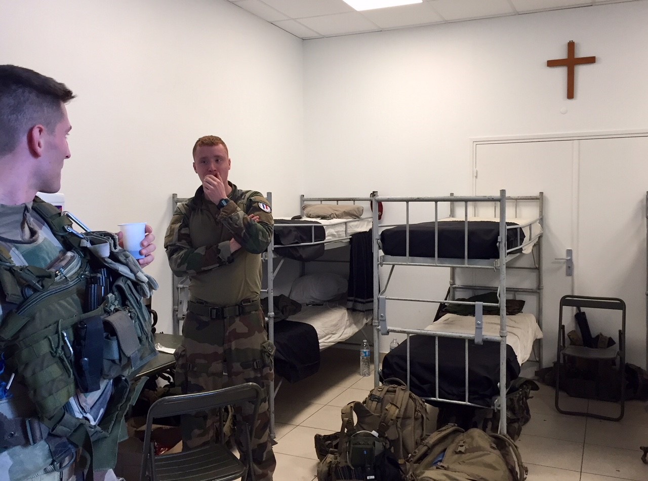 Quelques lits, une machine à café, voici l'une des vigies, dans le secteur du Sacré Coeur.