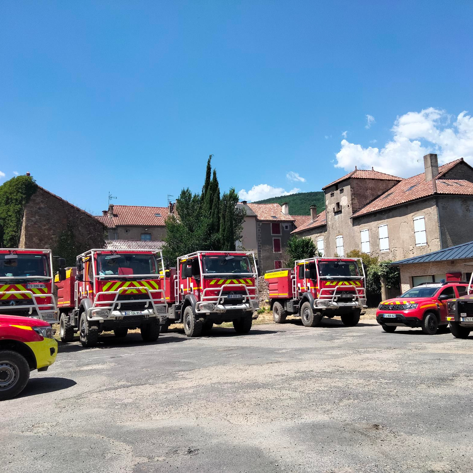 Véhicules de pompiers mobilisés contre un feu de forêt