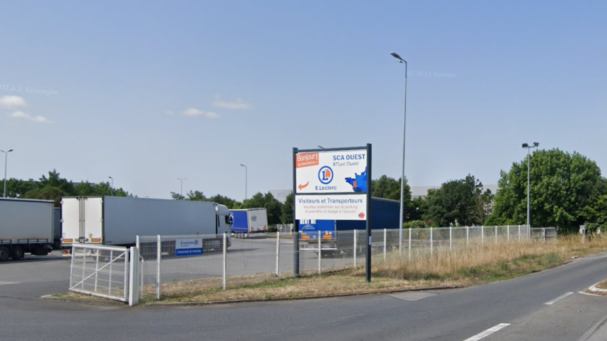 Mobilisation des agriculteurs : la SCA Ouest bloquée, des rayons...