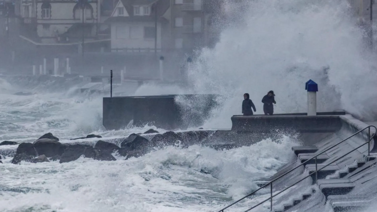 Tempête Ciaran : interruption totale du trafic SNCF sur l’ensemble...