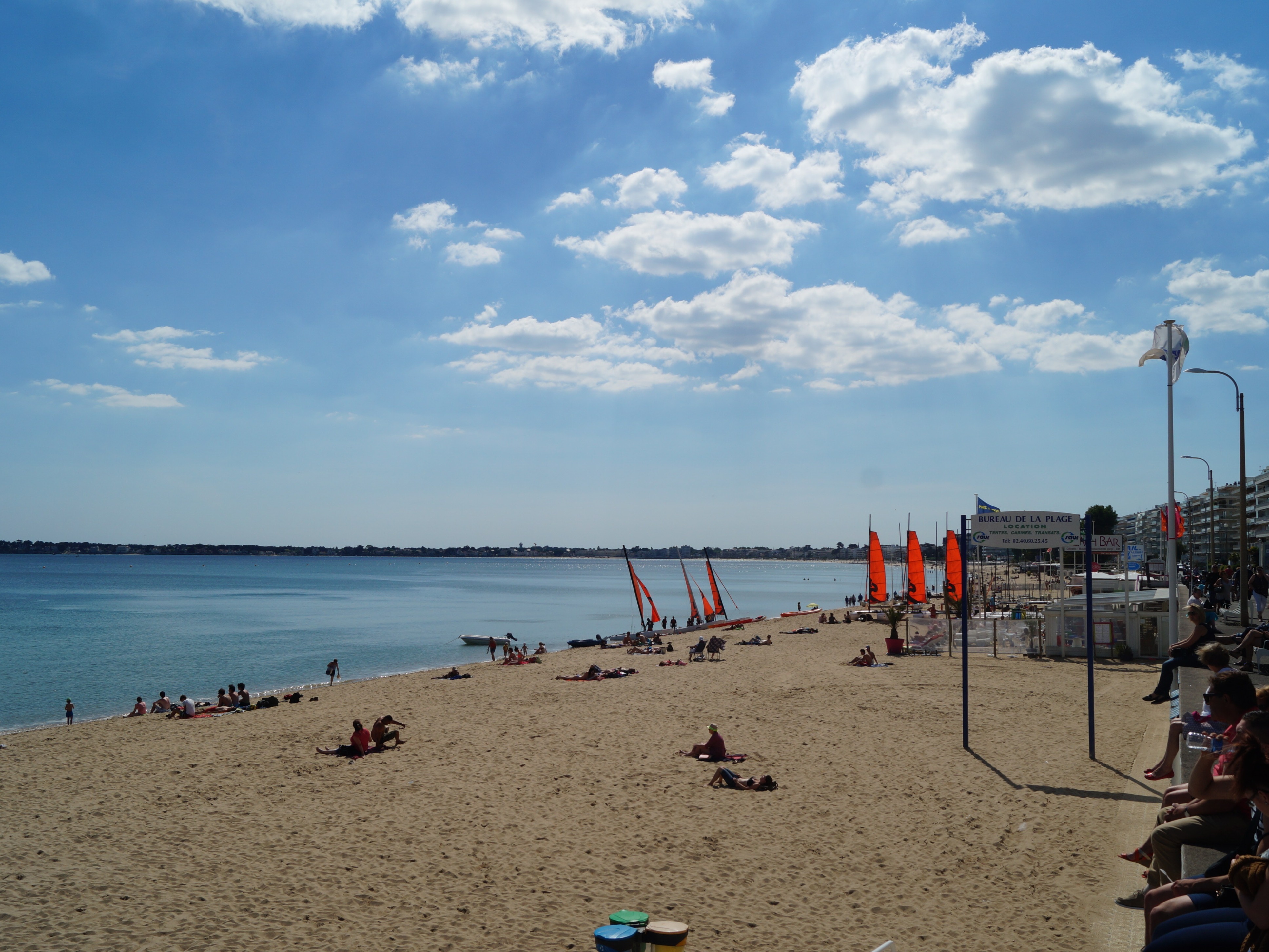 Des granulés plastiques retrouvés sur les plages de Loire-Atlantique
