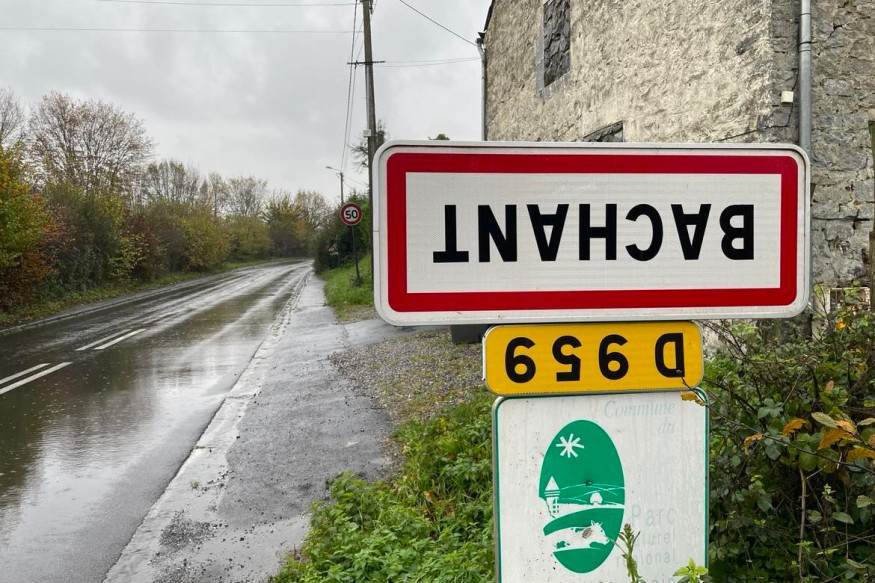 Des panneaux, la tête à l'envers - Que faut-il lire dans l'action...