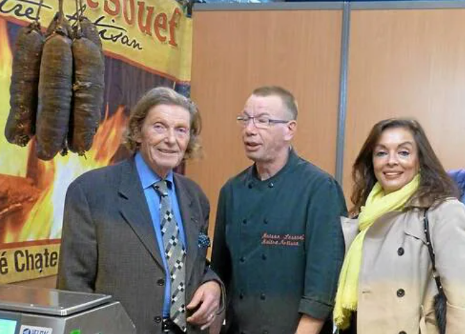 Olivier Stirn et son épouse étaient venus il y a quelques années à la foire à l'andouille de Vire.