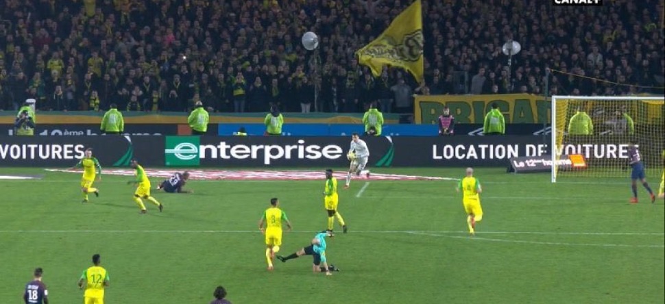 FC Nantes - PSG : l'arbitre met un coup de pied à Diego Carlos !