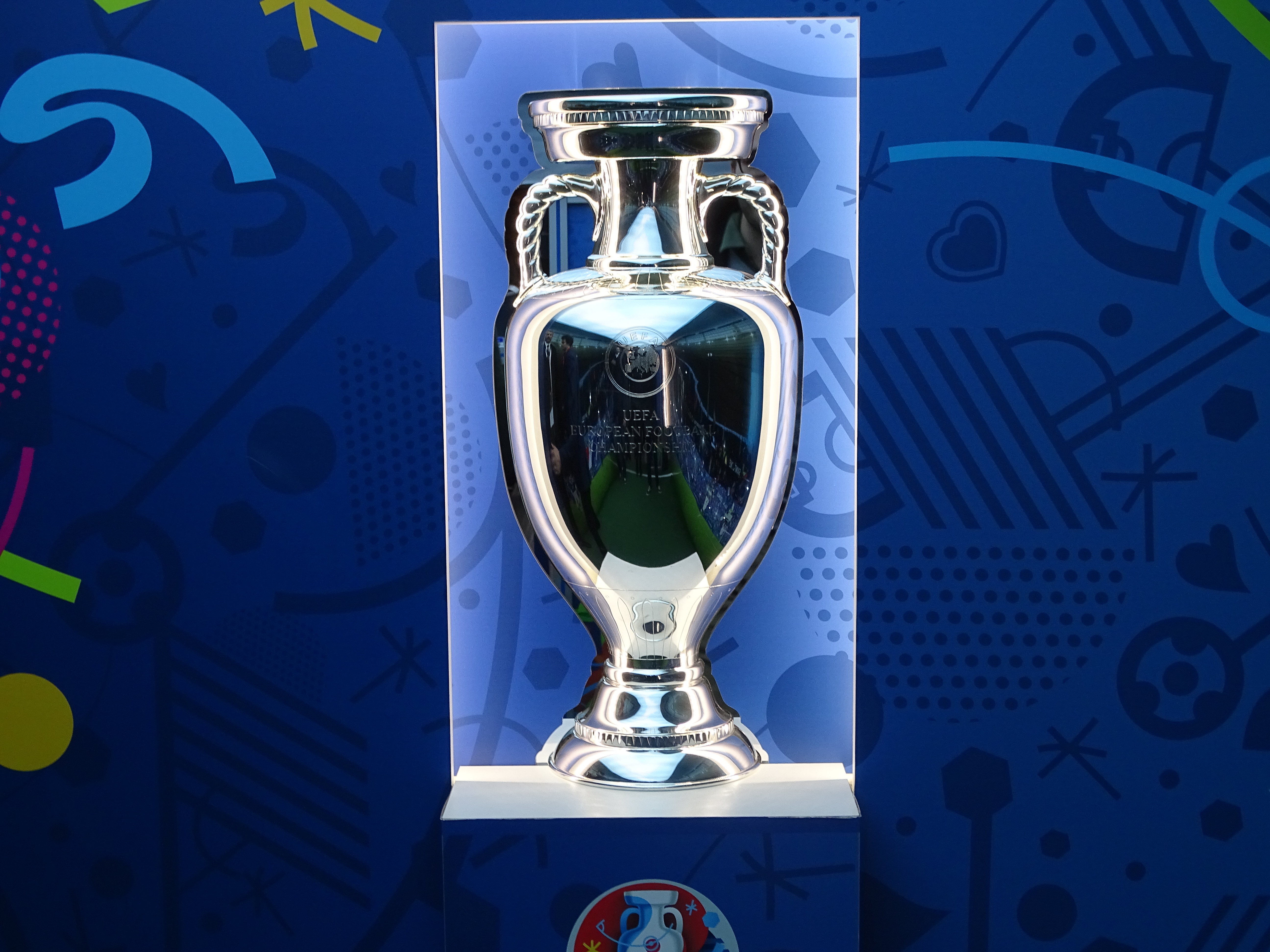 Le trophée de l'Euro 2016 en gare de Nantes ce jeudi